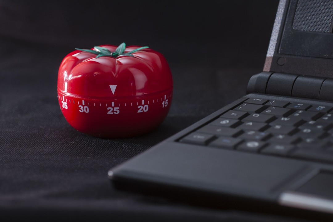 Minuteur Pomodoro sur un bureau.
